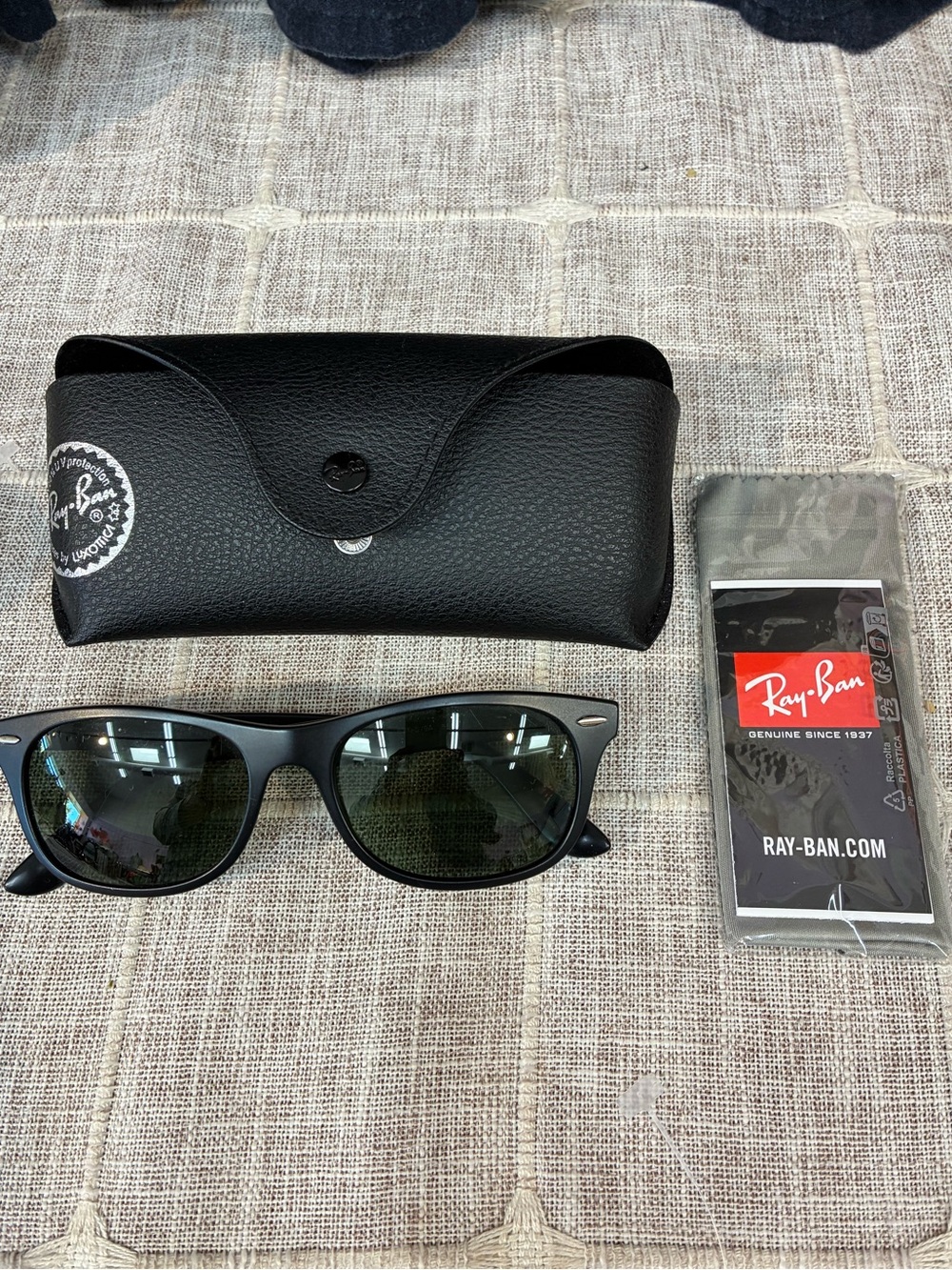 Authentic Classic Ray-Ban 4207 Black Frame Sunglasses Piolarized Green Lenses